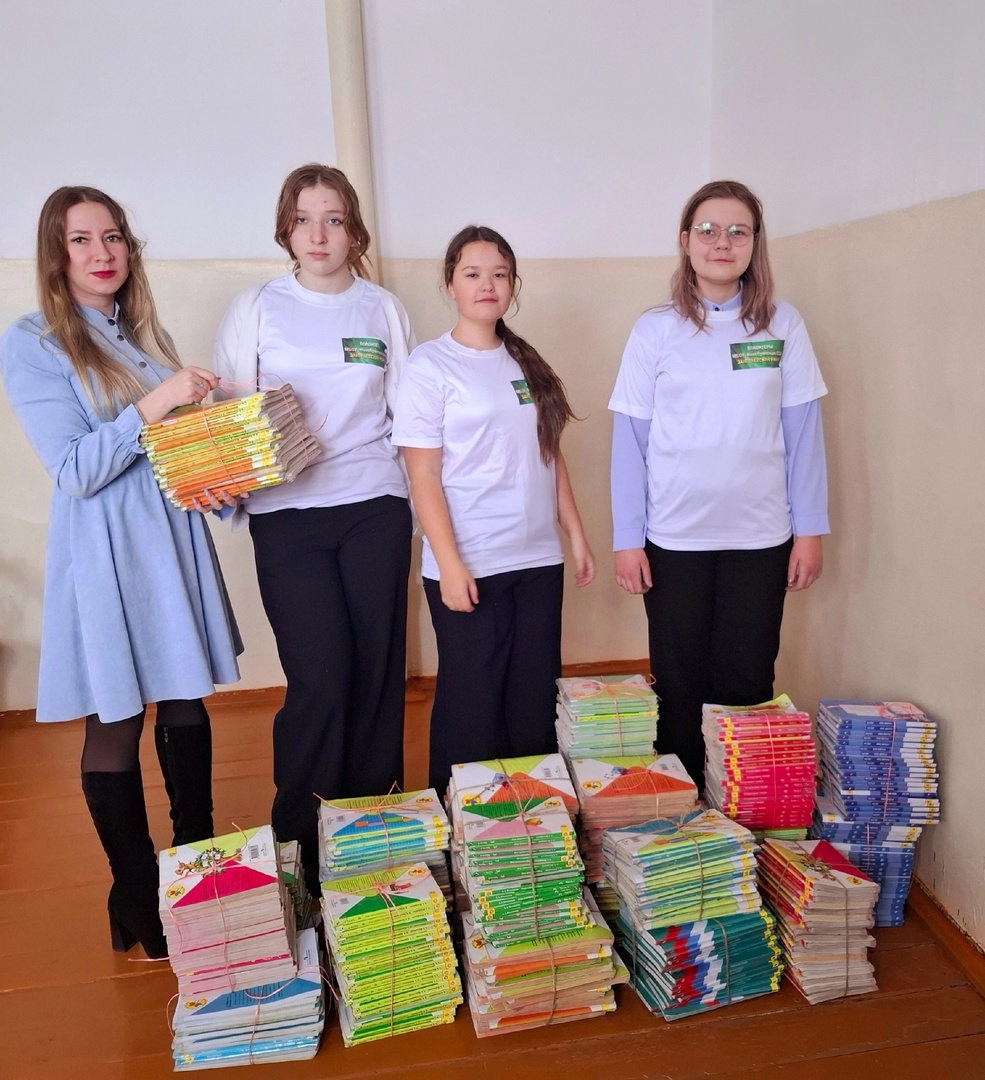 Помощь  школьной библиотеке в сборе макулатуры.
